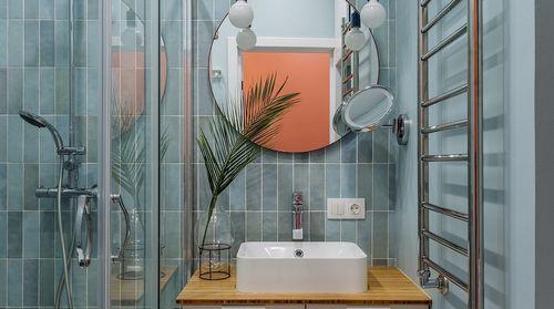 Сочетание плитки и краски в ванной 