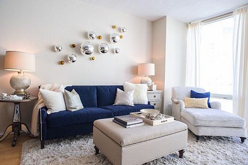 Синий диван в интерьере гостиной 