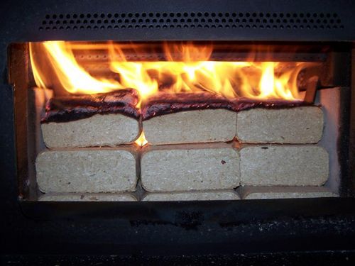 Как топить печь топливными брикетами 