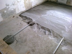 Бетонная стяжка мост бортики. Как обеспылить бетон в гараже. Требуется стяжка пола в баксане. Выравнивающая цементно-песчаная стяжка. Бетонная стяжка 5 см.